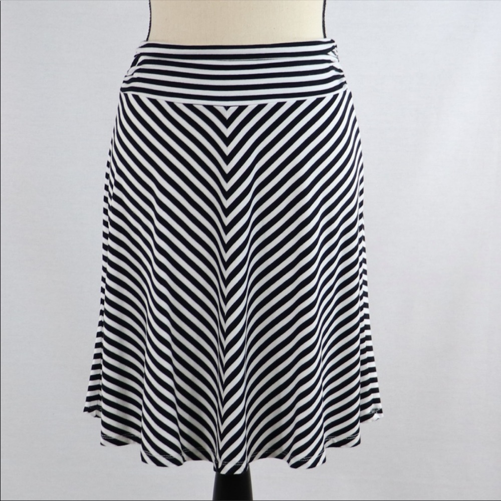 🌸3/$25 Merona Fit and Flare Black & White Chevron Print Skater Skirt, Size S